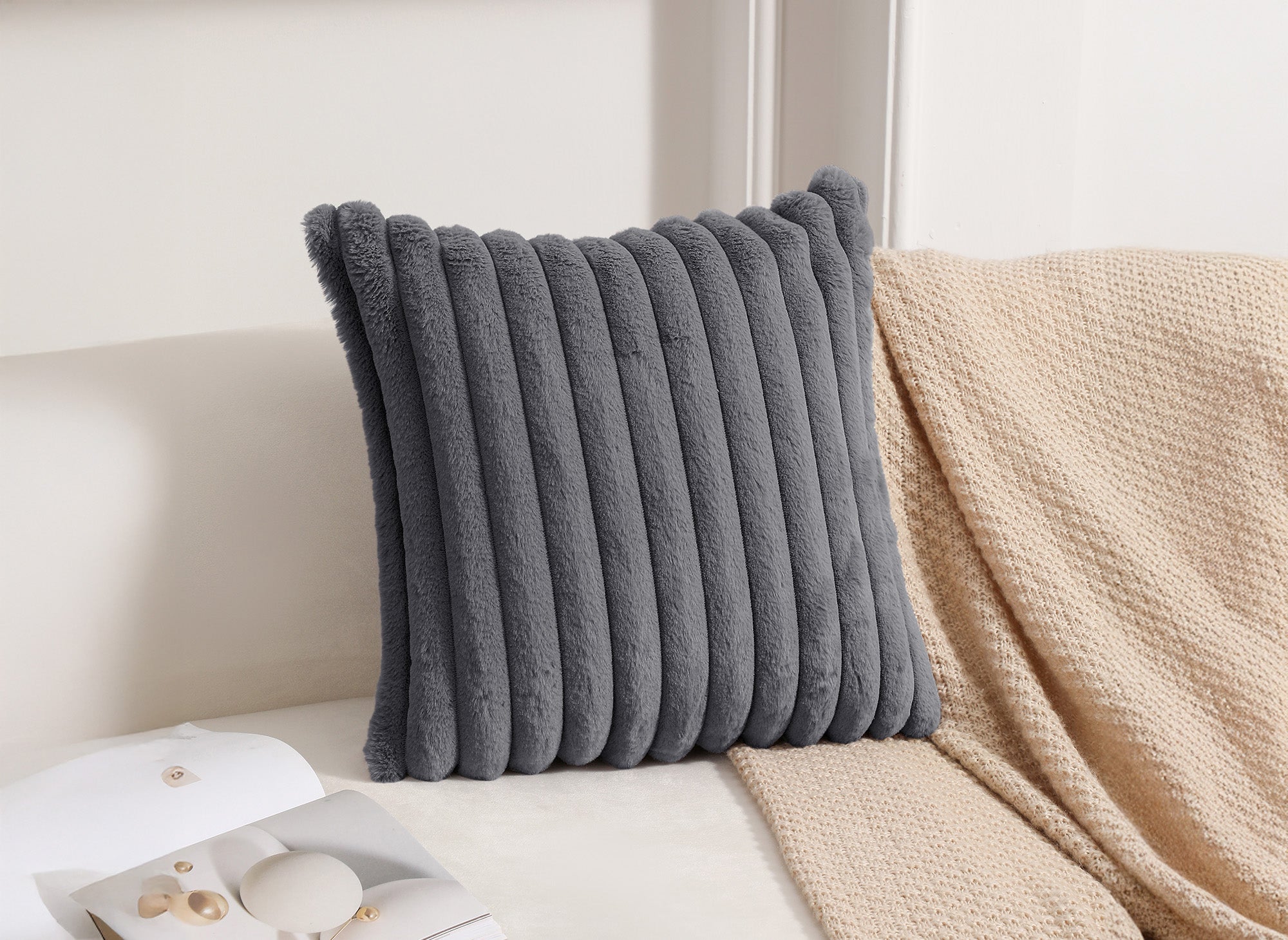 Coussin carré en velours côtelé effet fourrure gris foncé 45x45 cm URBAIN