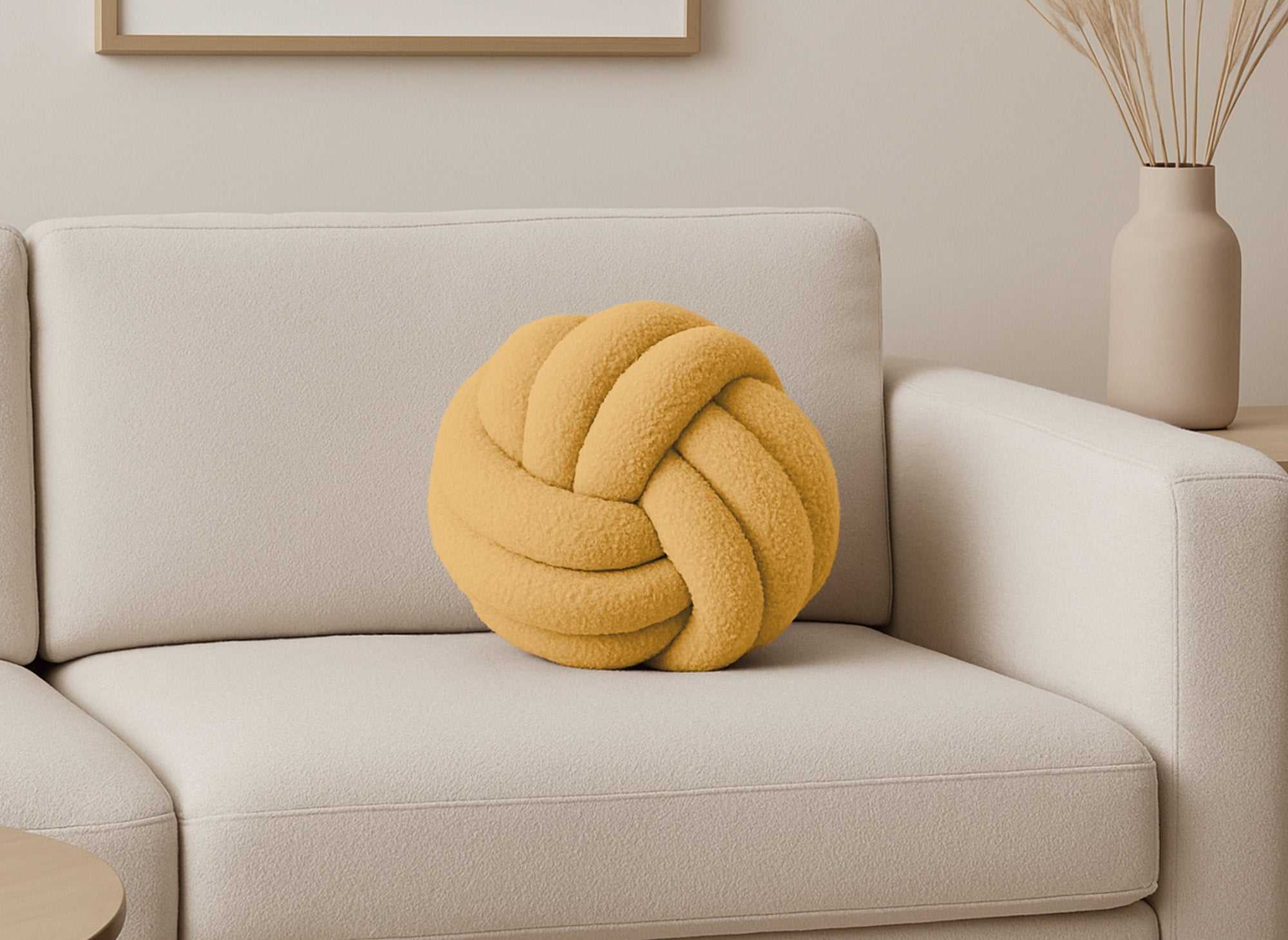 Coussin rond décoratif boule de nœud en effet peau de mouton jaune moutarde NODUS