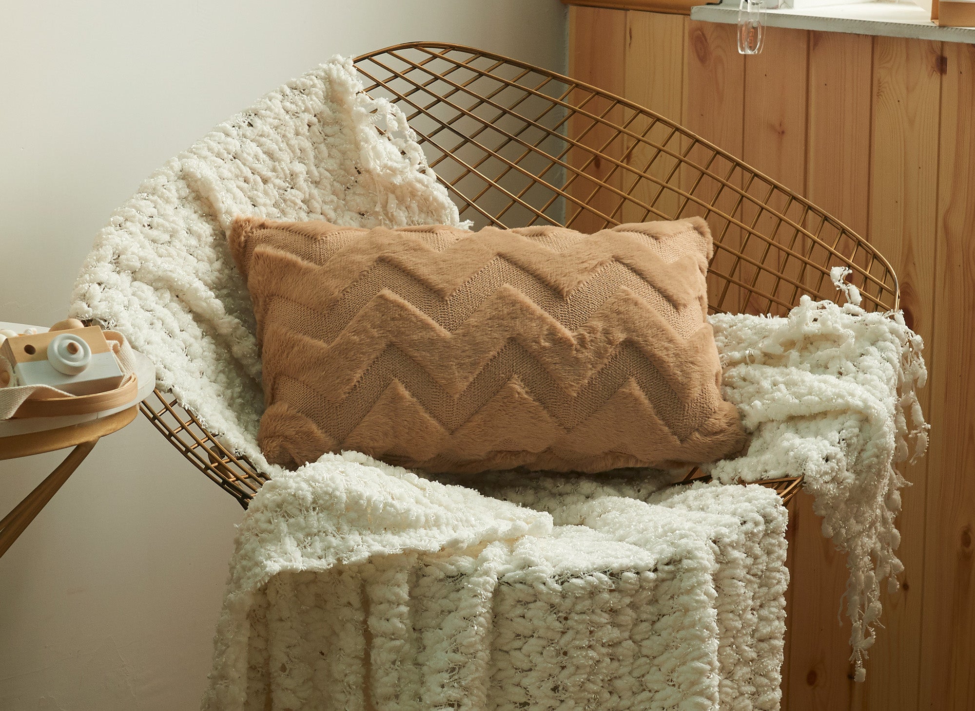 Coussin rectangulaire 50x30 cm en tissu doux motif chevron marron HARRY