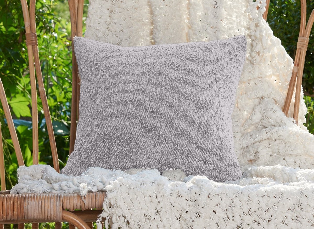Coussin carré 45x45 cm en tissu effet peau de mouton gris clair EDEN - DécoInParis