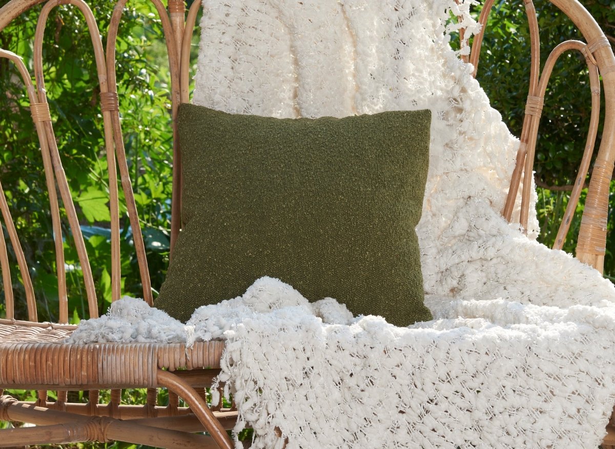 Coussin carré 45x45 cm en tissu effet peau de mouton vert olive EDEN - DécoInParis