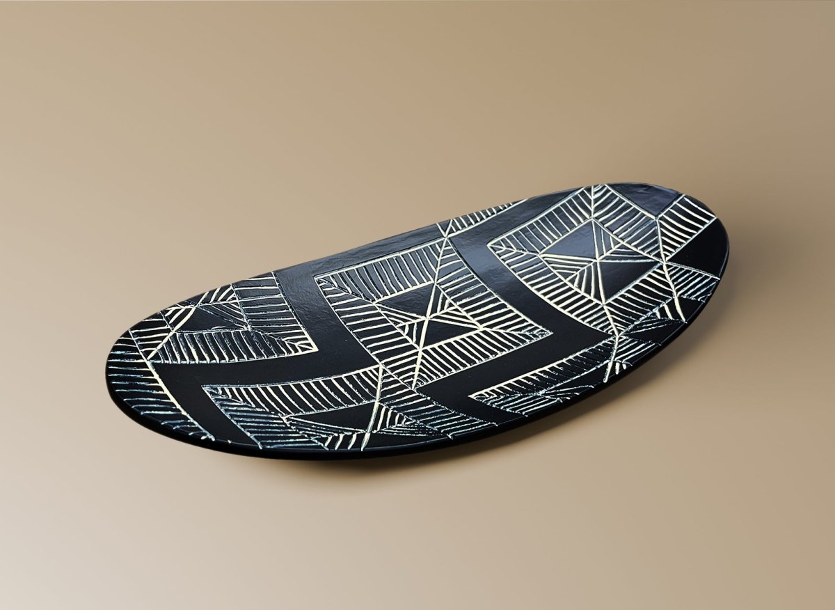 Plateau ethnique en polyrésine noir et blanc 37 cm MAORI - DécoInParis