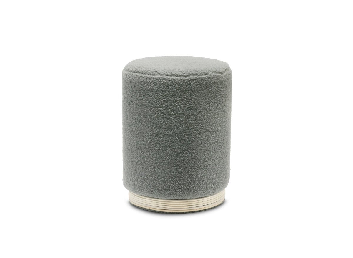 Pouf en tissu effet peau de mouton gris et bois TANY - DécoInParis