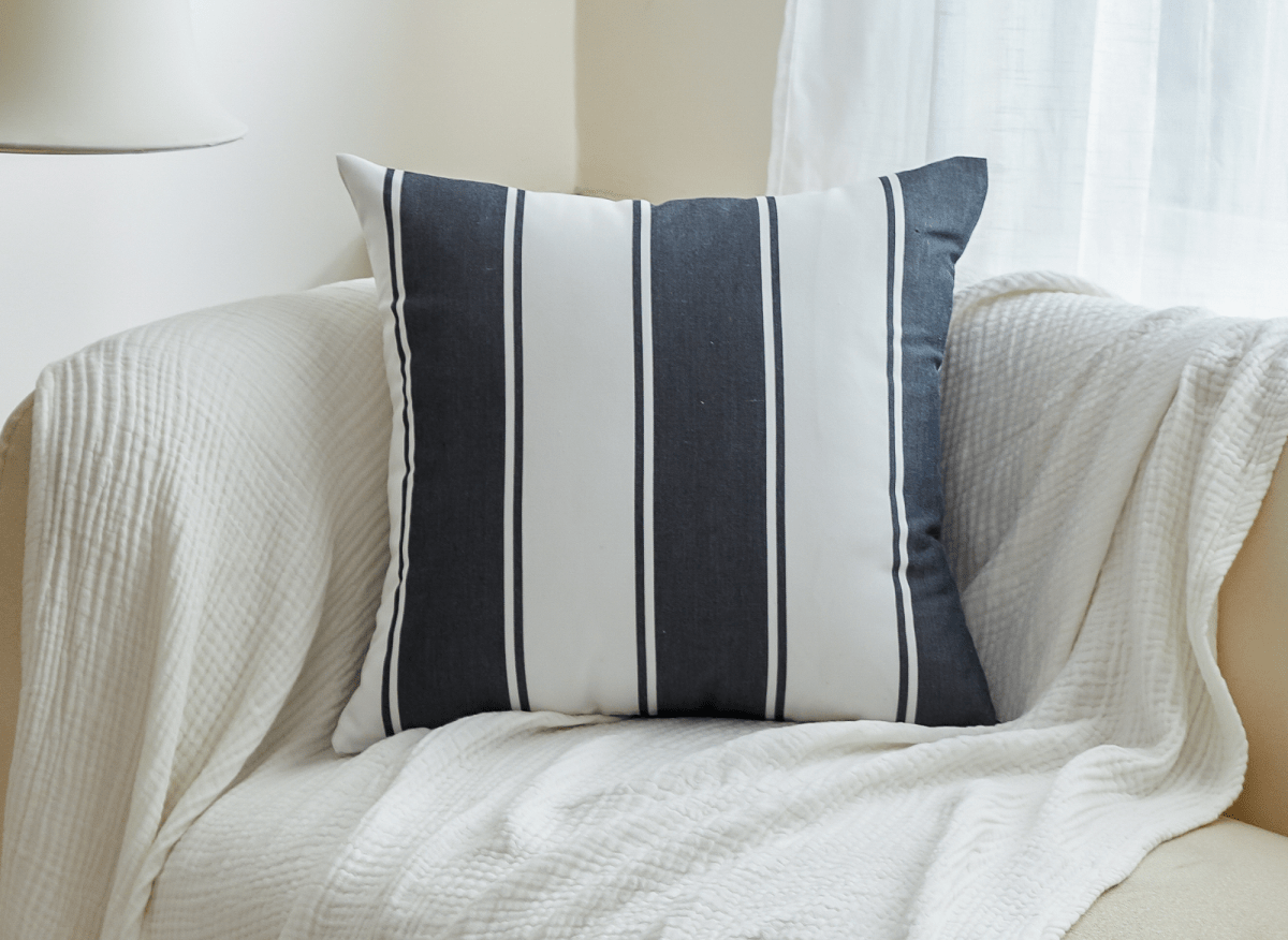 Coussin à larges rayures blanches et noires 50x50 cm PRAIA - DécoInParis