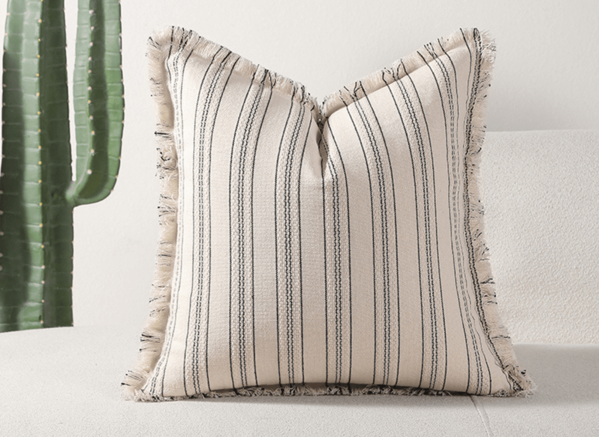 Coussin blanc écru à rayures noires texturées 45x45 cm PAVIA - DécoInParis
