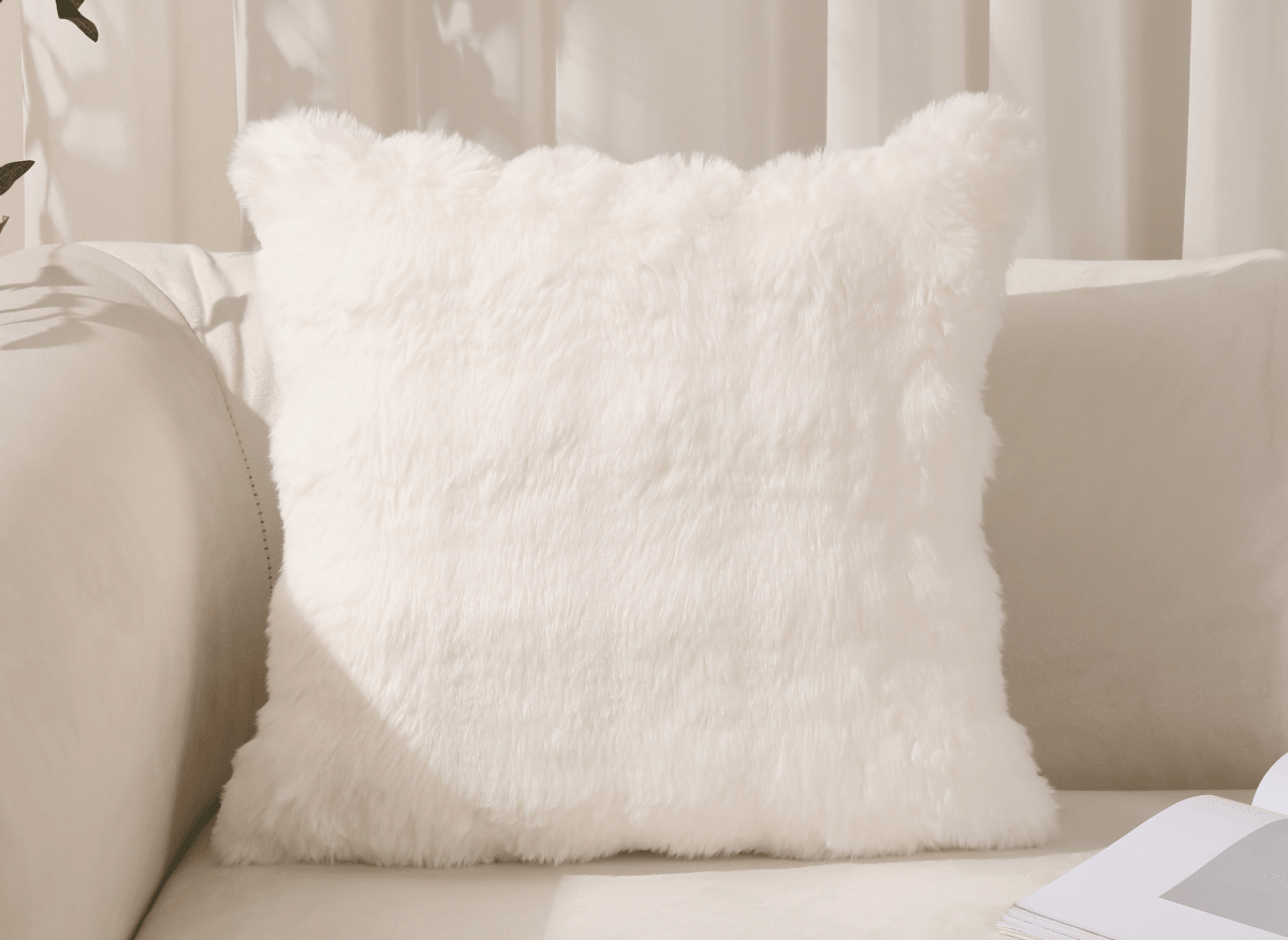 Coussin blanc effet fourrure 45x45 cm KAELA - DécoInParis