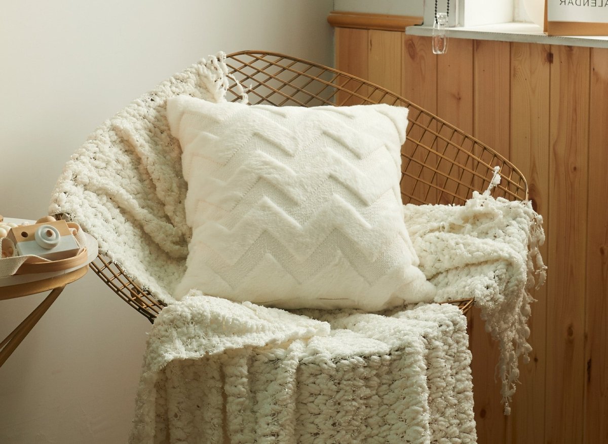 Coussin carré 45x45 cm en tissu doux motif chevron beige HARRY - DécoInParis