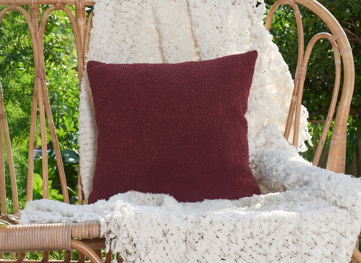 Coussin carré 45x45 cm en tissu effet peau de mouton bordeaux EDEN - DécoInParis