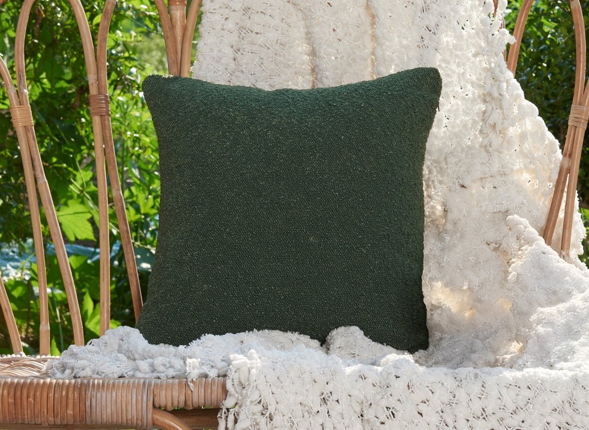 Coussin carré 45x45 cm en tissu effet peau de mouton vert EDEN - DécoInParis