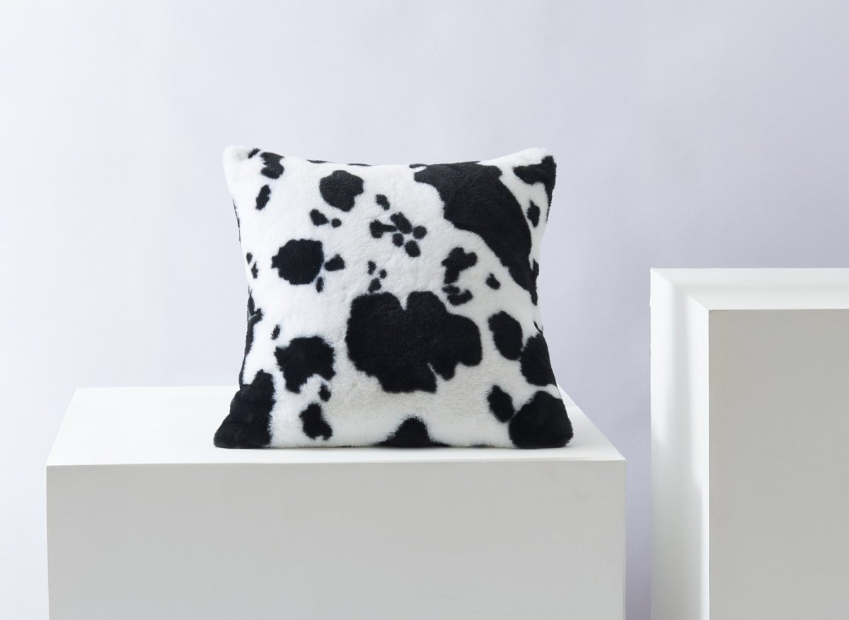 Coussin carré 45x45 cm en tissu poils effet peau de vache noir et blanc SAKINA - DécoInParis