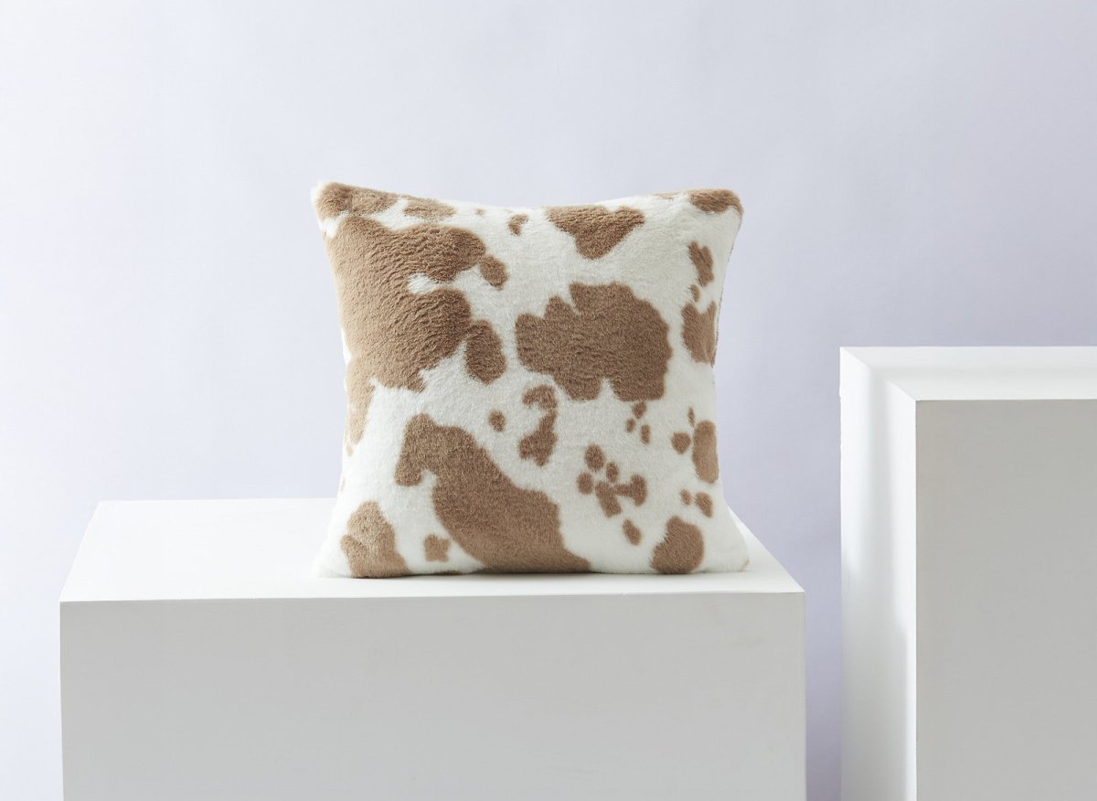 Coussin carré 45x45 cm en tissu poils effet peau de vache taupe et blanc SAKINA - DécoInParis