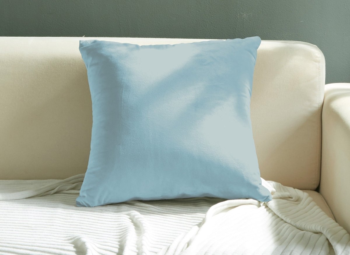 Coussin carré 45x45cm en velours vert d'eau TYGA - DécoInParis