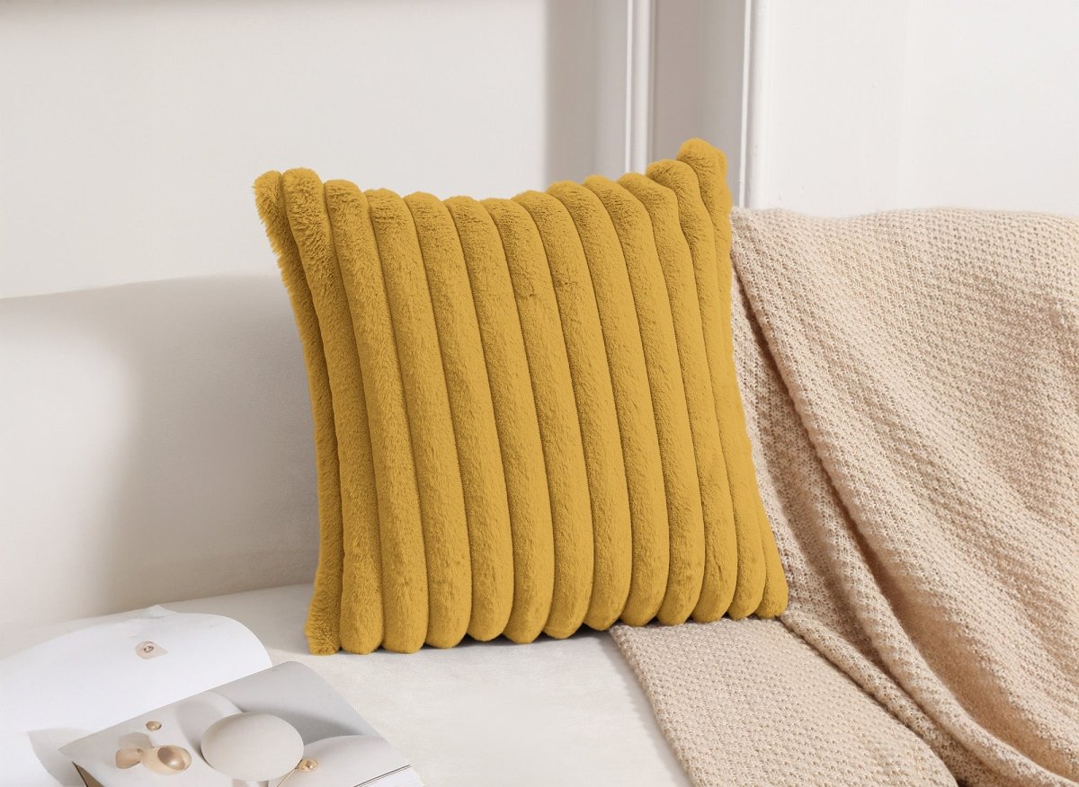 Coussin carré en velours côtelé effet fourrure moutarde 45x45 cm URBAIN - DécoInParis