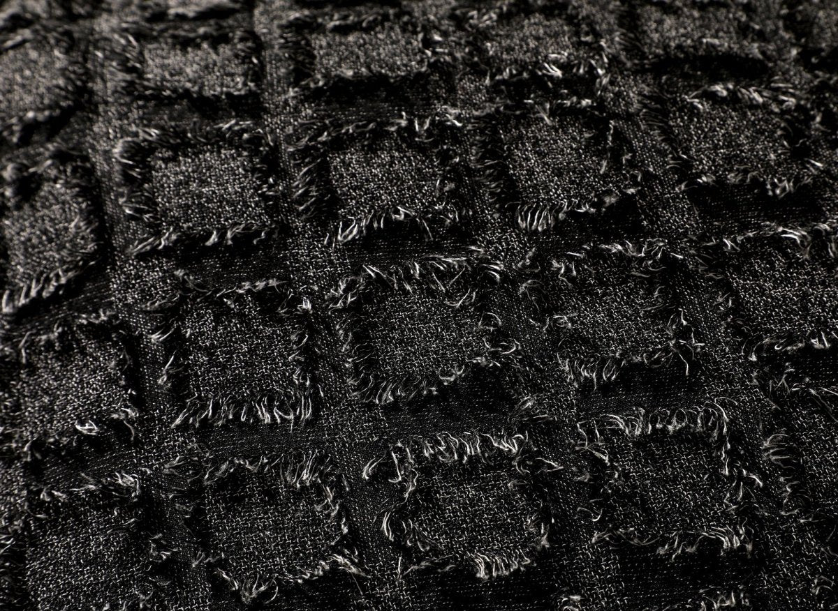 Coussin noir à formes carrées texturées 45x45 cm ELVIO - DécoInParis