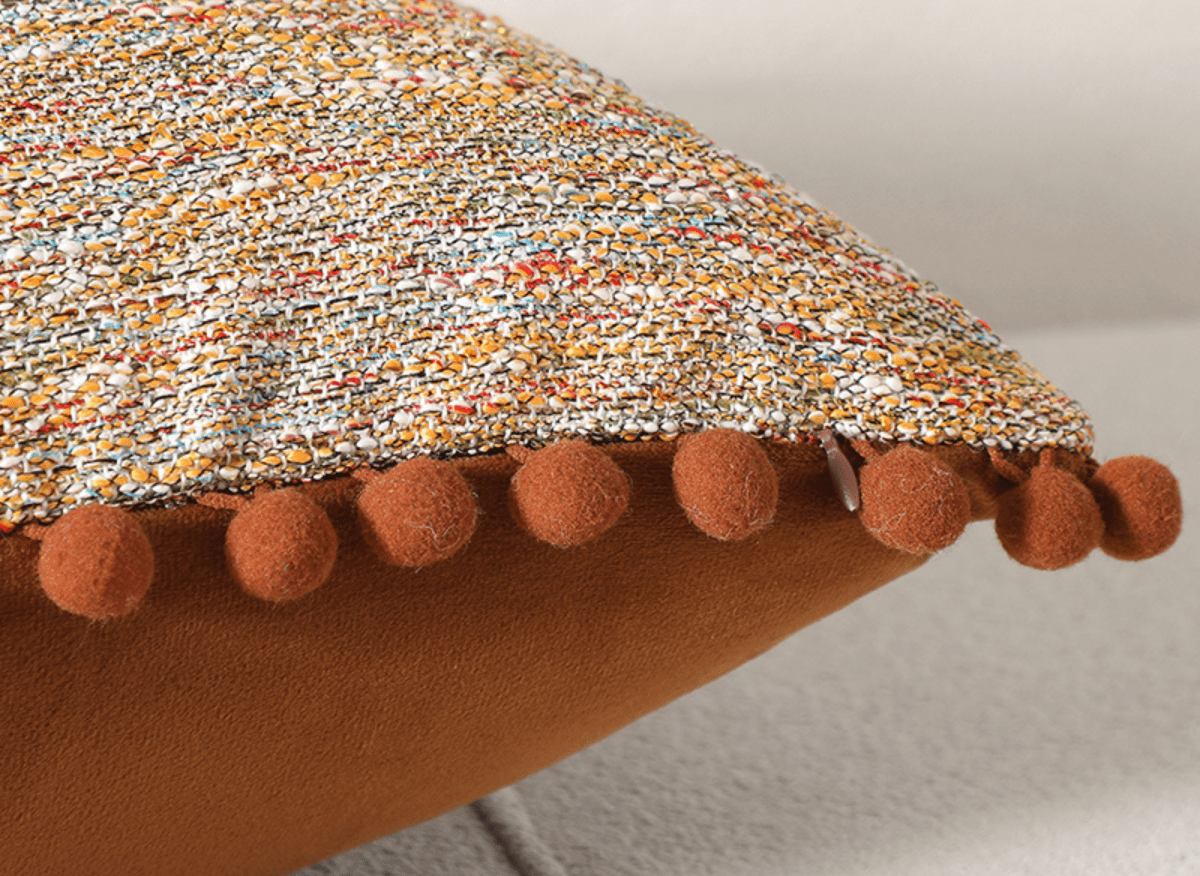 Coussin orange en tweed avec ponpons 45x45 cm POPINE - DécoInParis