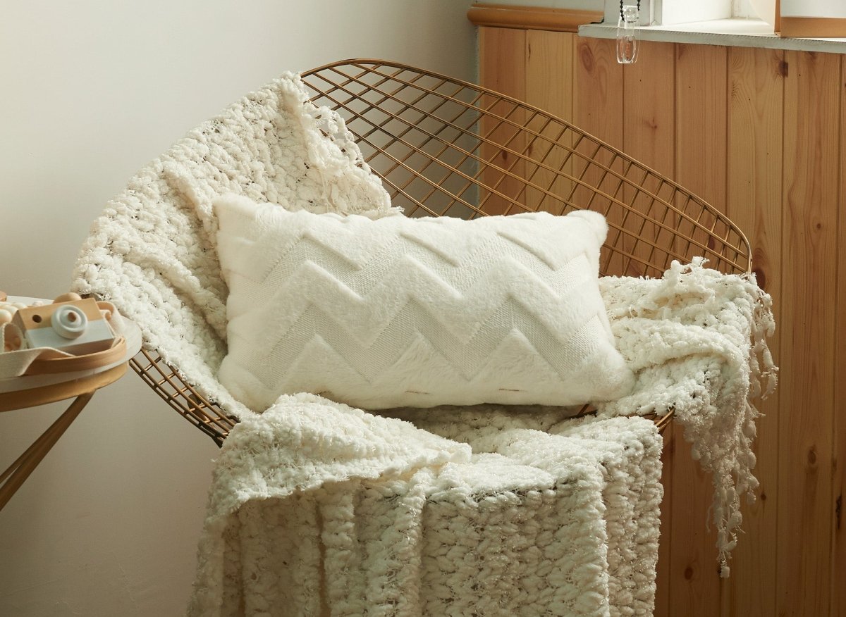 Coussin rectangulaire 50x30 cm en tissu doux motif chevron beige HARRY - DécoInParis