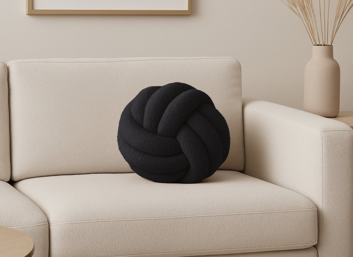 Coussin rond décoratif boule de nœud en effet peau de mouton noir NODUS - DécoInParis