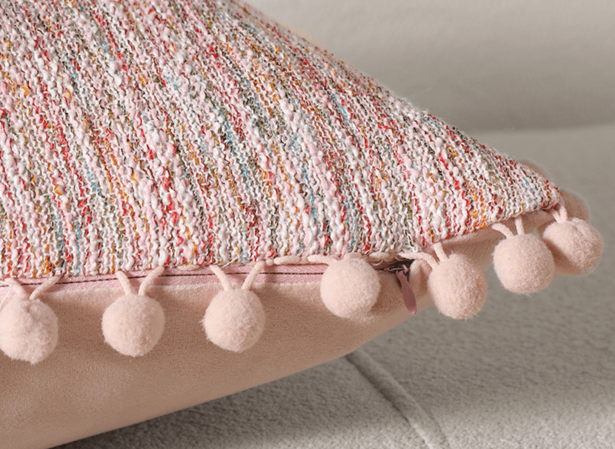 Coussin rose en tweed avec ponpons 45x45 cm POPINE - DécoInParis