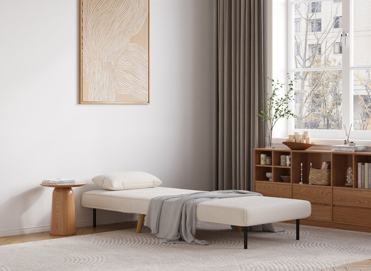 Fauteuil convertible en tissu effet peau de mouton blanc écru TONKA - DécoInParis