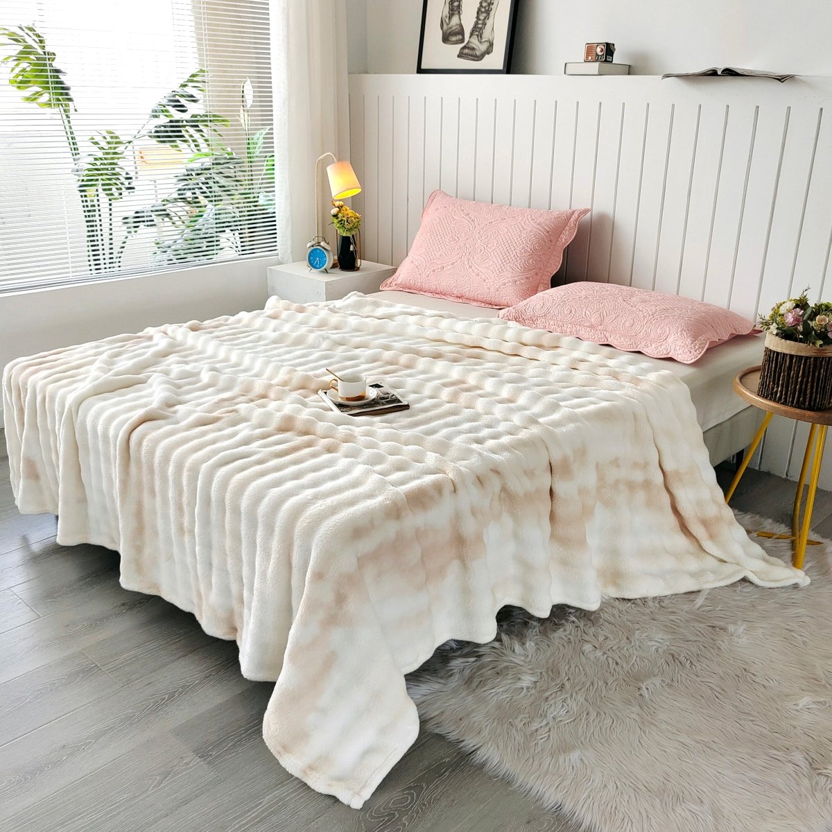 Plaid à poils doux beige 150 x 200 cm PAULA - DécoInParis