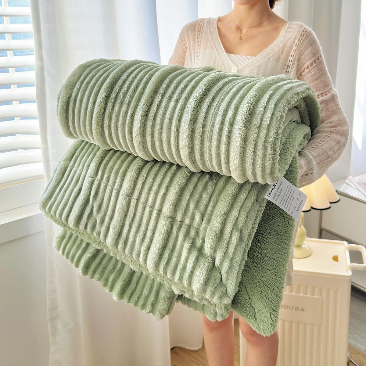 Plaid côtelé doux vert 150 x 200 cm DOUDOU - DécoInParis