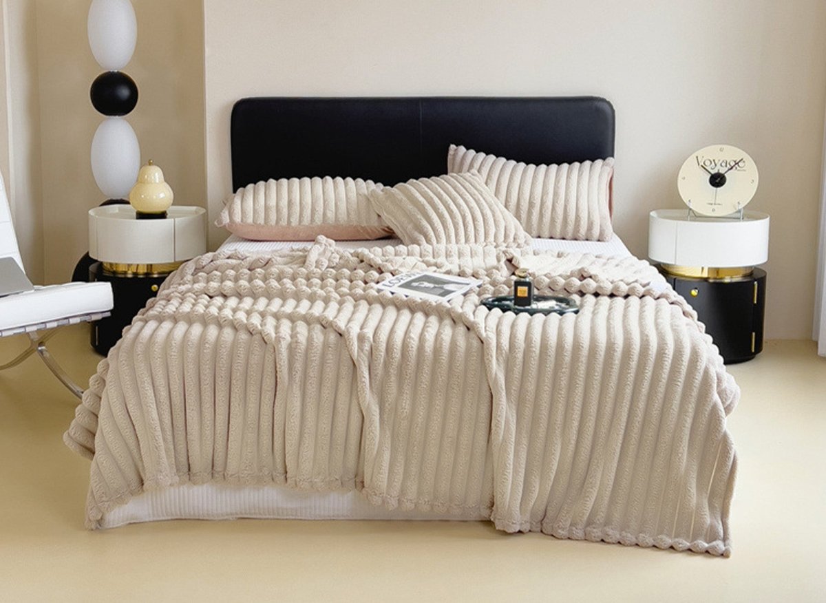 Plaid en velours côtelé épais taupe 150x 200 cm CARINO - DécoInParis