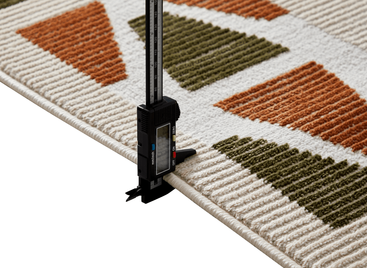 Tapis beige à motifs géométriques verts et terracotta 200 x 290 cm IONA - DécoInParis