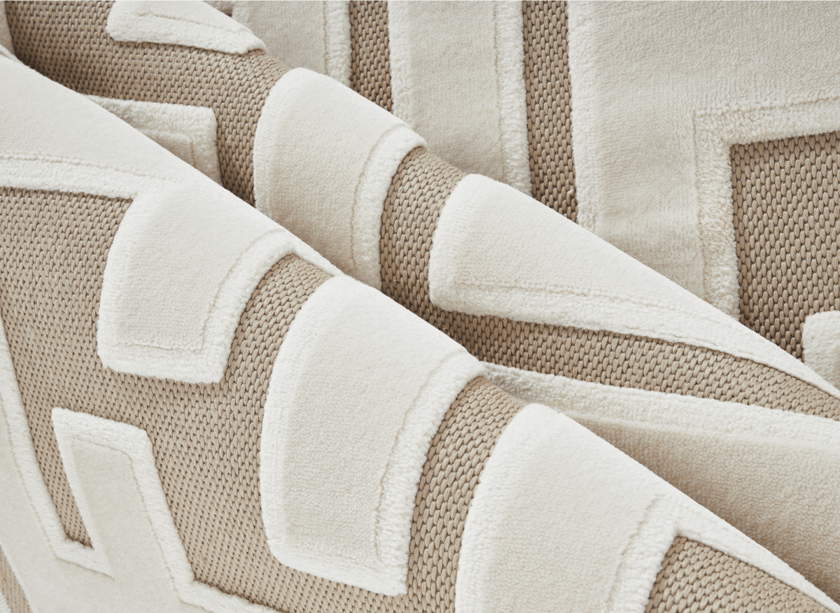 Tapis beige foncé à lettres beiges 160 x 230 cm KEZIA - DécoInParis