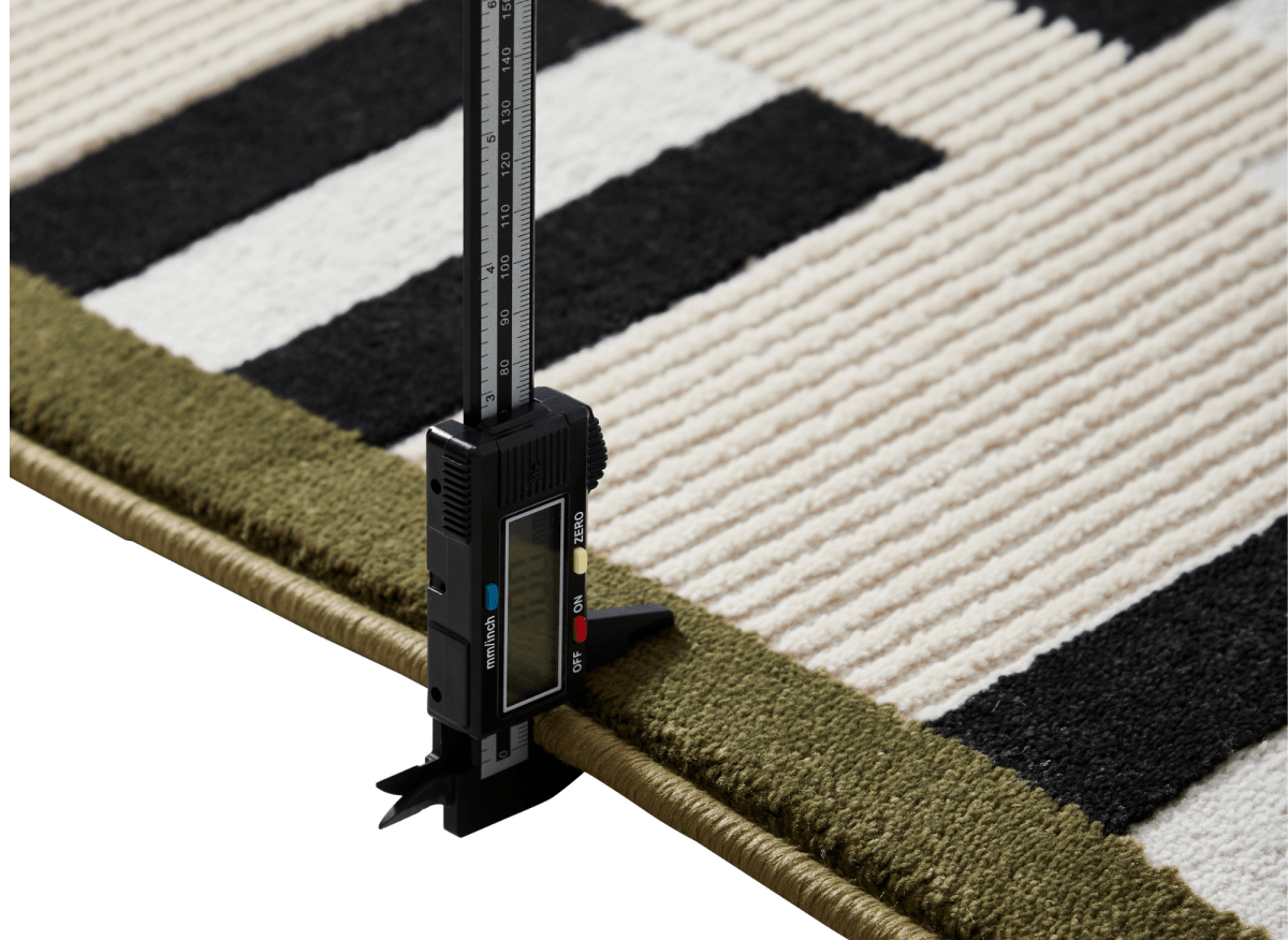 Tapis blanc à motifs noirs, verts et orange 200 x 290 cm ELINN - DécoInParis